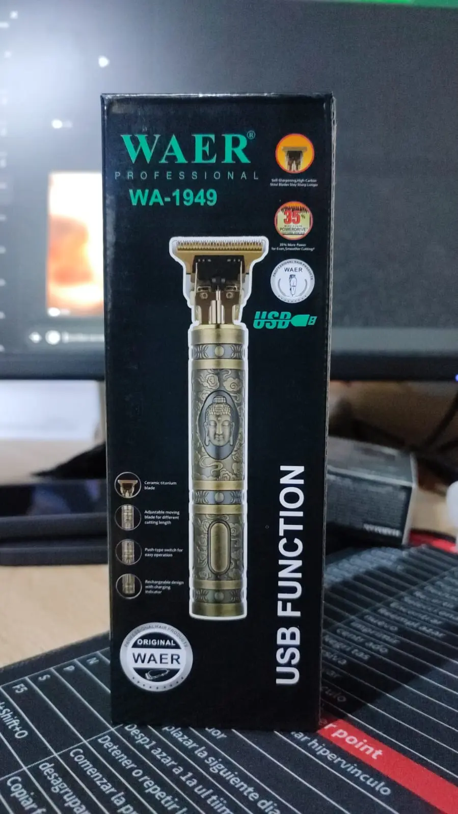 Empaque de la patillera inalámbrica Waer WA-1949 con diseño metálico dorado y grabados ornamentales, resaltando su función de carga USB.