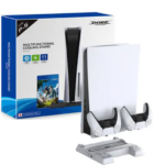 Base refrigerante blanca para PS5 con carga dual de mandos, mostrada junto a su caja y consola blanca en posición vertical.