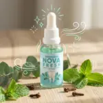 Frasco con gotero de Nova Fresh para el mal aliento de 30ml, líquido verde, rodeado de menta, eucalipto y clavos sobre madera.