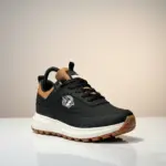 Zapatilla casual Brahma negra y marrón en material sintético con suela gruesa de PVC y parche lateral.
