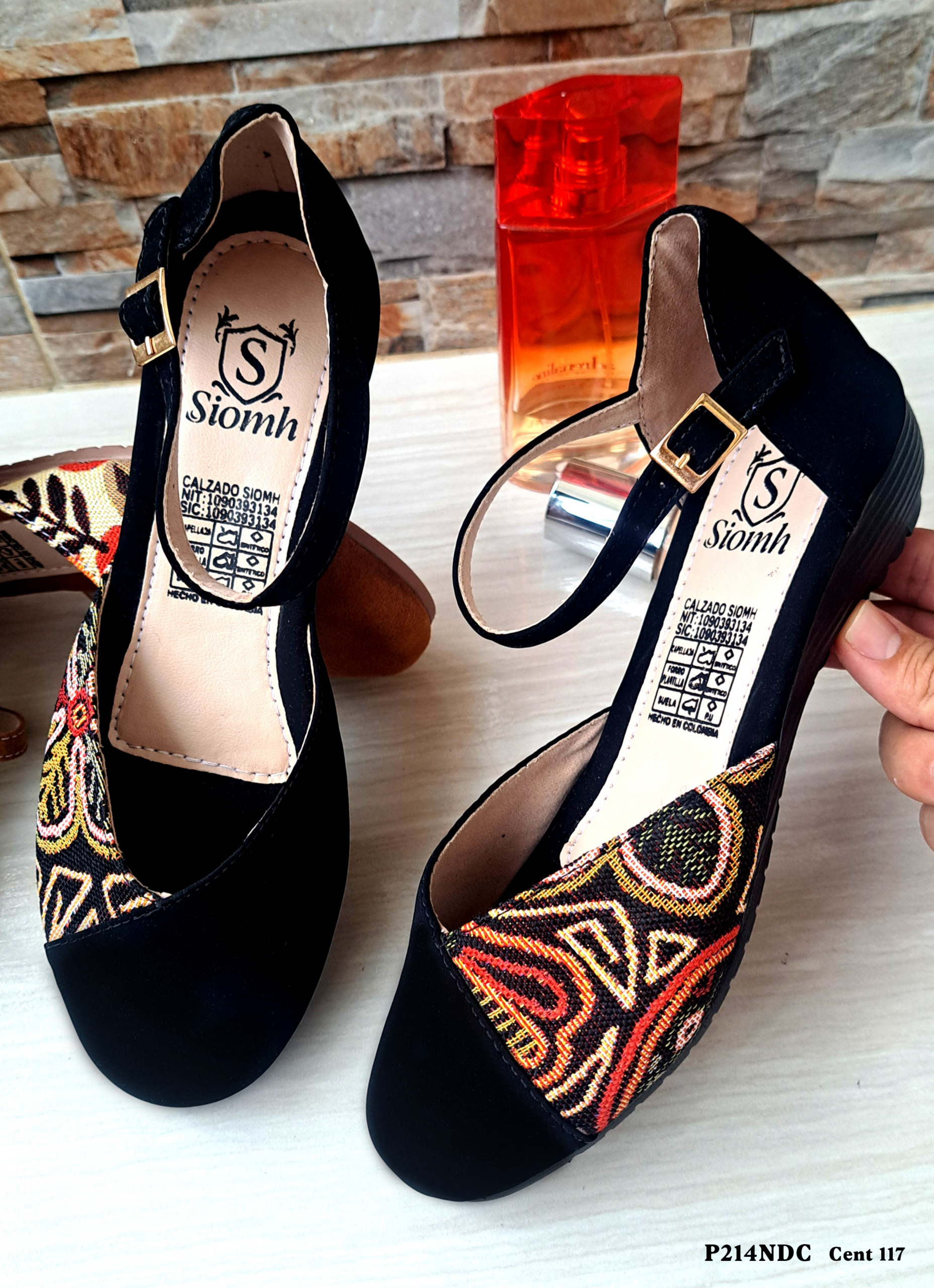 Zapatos negros de gamuza con bordado multicolor en la punta, correa con hebilla dorada y tacón bajo. Marca Siomh, modelo P214NDC.