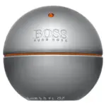 Perfume Hugo Boss In Motion para hombre en envase esférico metálico gris plateado con detalles naranjas y capacidad de 90 ml