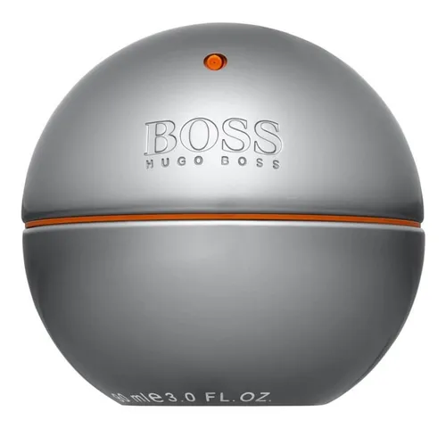 Perfume Hugo Boss In Motion para hombre en envase esférico metálico gris plateado con detalles naranjas y capacidad de 90 ml