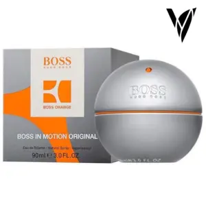 Perfume masculino Hugo Boss In Motion Original en frasco esférico plateado con detalles naranjas, junto a su caja gris de 90 ml.