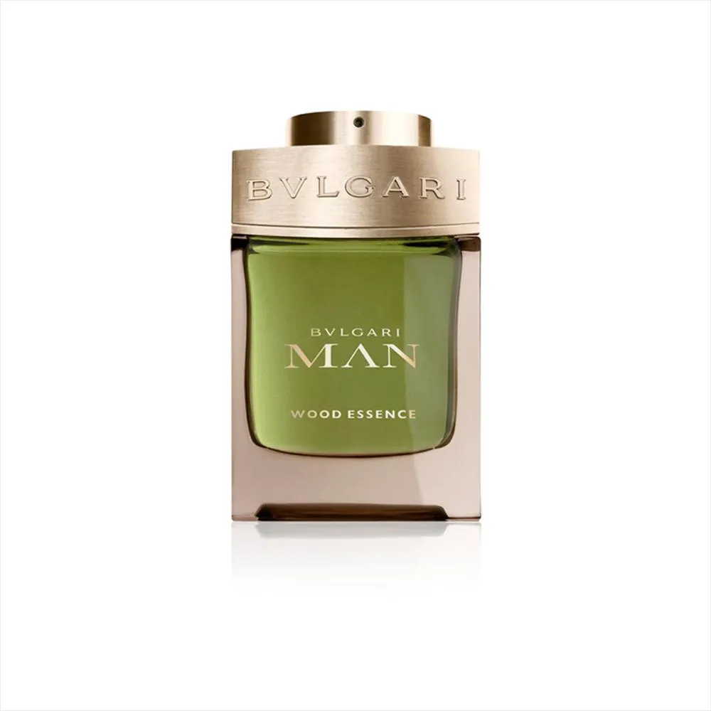 Perfume para hombre Bvlgari Wood Essence en botella rectangular con líquido verde, tapa metálica dorada grabada y dispensador central.