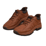 Par de tenis híbridos de cuero marrón para hombre, diseño robusto de aventura urbana con cordones oscuros y suela dentada antideslizante.