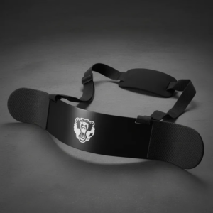 Arm Blaster negro con placa rígida central con logo de oso blanco, extremos acolchados y correas ajustables para aislamiento de bíceps.
