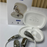 Audífonos inalámbricos ergonómicos con acabado cromado plateado y cuerpo blanco, estuche de carga abierto y caja del modelo JK100.