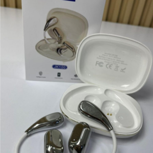 Audífonos inalámbricos ergonómicos con acabado cromado plateado y cuerpo blanco, estuche de carga abierto y caja del modelo JK100.