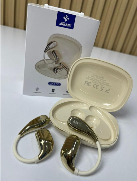 Audífonos inalámbricos ergonómicos con acabado dorado metálico, ganchos color crema, estuche de carga abierto y caja del producto.