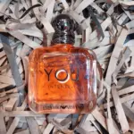 Perfume Emporio Armani Stronger With You Intensely en frasco cuadrado de vidrio ámbar sobre cama de papel picado reciclado.