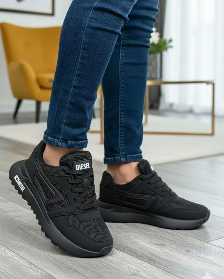 Tenis Diesel para hombre color negro en material sintético con suela gruesa y diseño urbano sobre piso de madera.