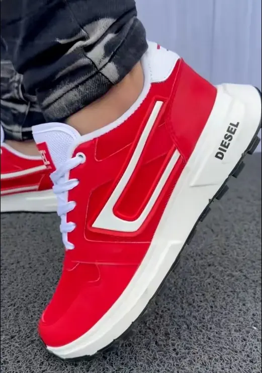 Tenis deportivos Diesel rojos para hombre con suela gruesa blanca y cordones, estilo urbano.