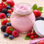 Detalle de la etiqueta de la mantequilla corporal de frutos rojos