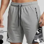Pantaloneta gris para hombre con cintura elástica, cordón negro y paneles laterales con estampado de camuflaje en blanco y negro.
