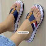 Sandalias Tommy Hilfiger para mujer en azul marino con suela microporosa blanca y detalles tricolor, modelo casual de dedo con plataforma.