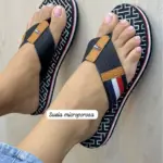 Sandalias Tommy Hilfiger para dama estilo thong con suela microporosa negra, patrón geométrico y correas con los colores de la marca.
