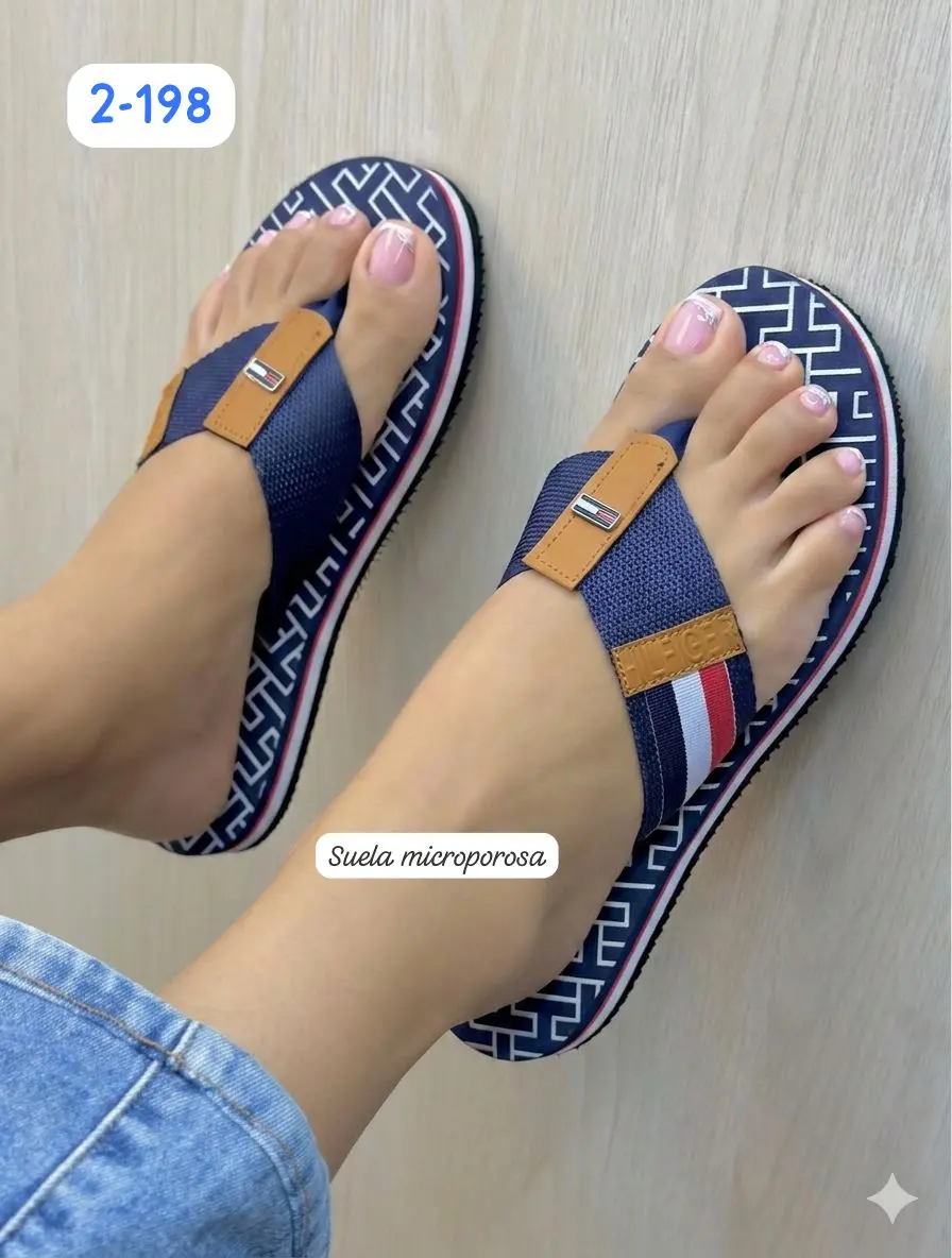 Sandalias Tommy Hilfiger para mujer en azul marino con suela microporosa y tiras de tela estampada con detalles en marrón y rojo.