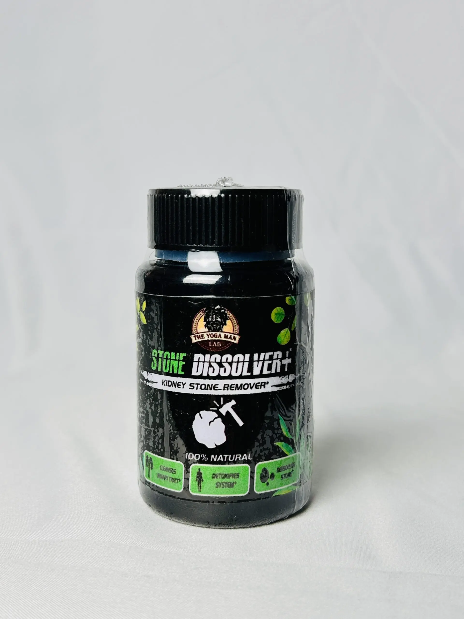 Frasco negro de suplemento renal Stone Dissolver+ con etiqueta verde y blanca para la eliminación de cálculos, fondo blanco neutro.