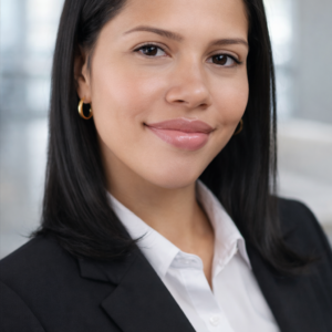 Mujer sonriente con blazer negro y camisa blanca, ideal para la de perfil corporativa de un especialista en comercio electrónico.