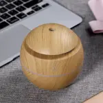 Humidificador difusor de aromas esférico con acabado tipo madera y luz LED multicolor