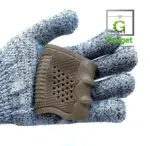 Grip ergonómico de goma café con textura antideslizante de puntos, sostenido por una mano con guante para mostrar su agarre en herramientas.