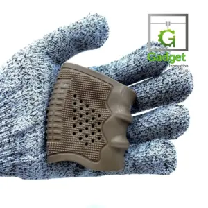 Grip ergonómico de goma café con textura antideslizante de puntos, sostenido por una mano con guante para mostrar su agarre en herramientas.