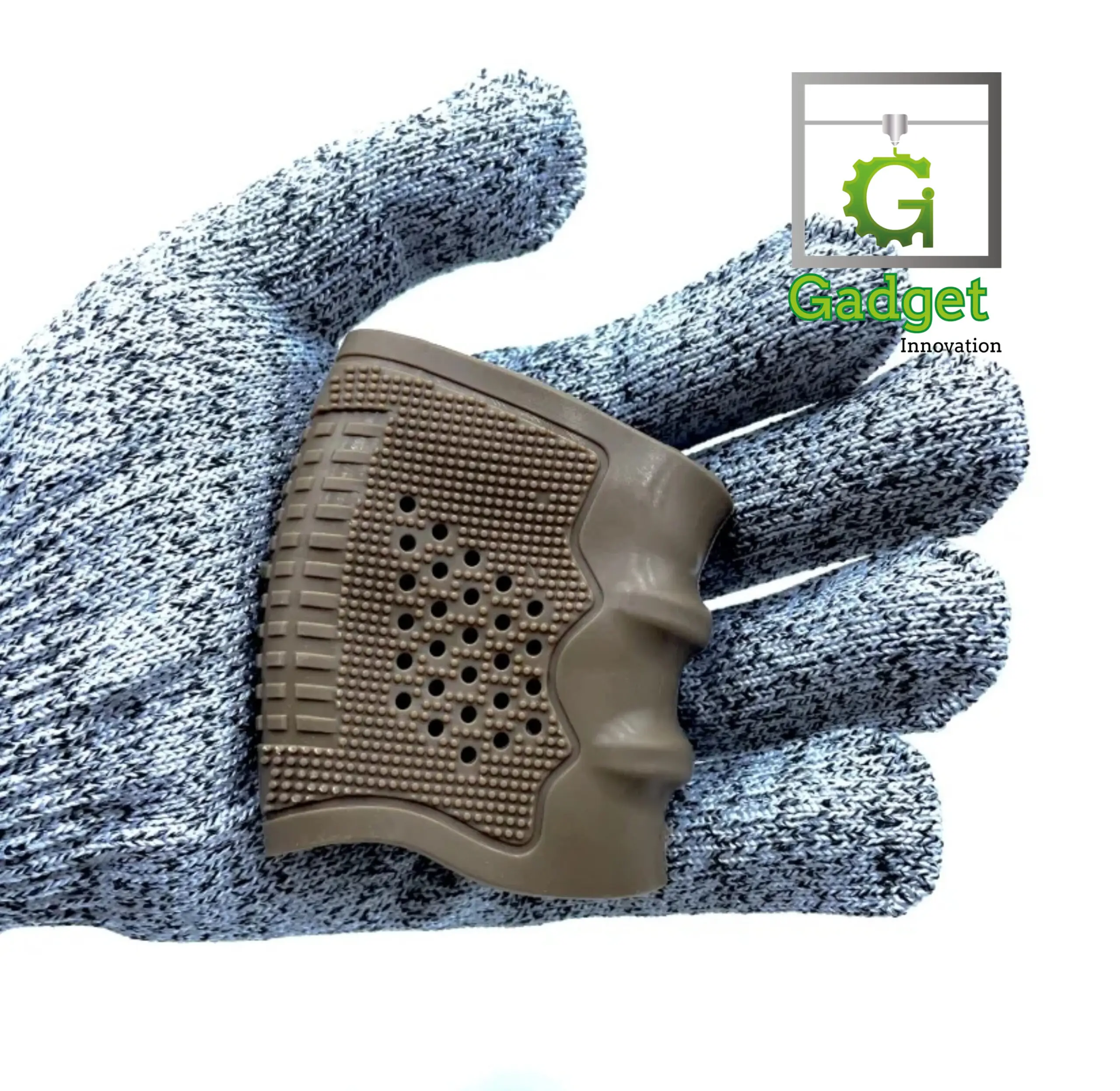 Grip ergonómico de goma café con textura antideslizante de puntos, sostenido por una mano con guante para mostrar su agarre en herramientas.