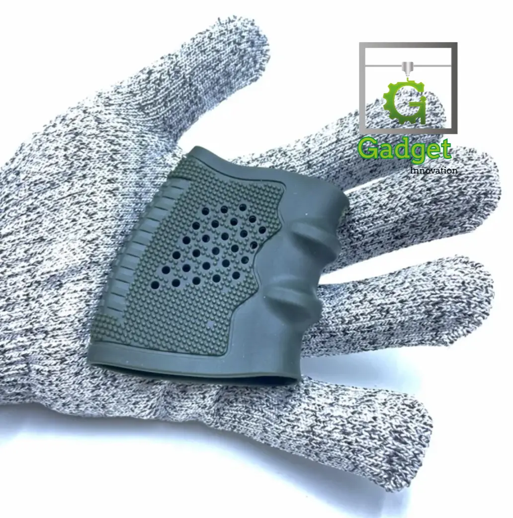 Grip ergonómico de goma gris con textura antideslizante y patrón perforado, sobre un guante de trabajo para mejorar el agarre de herramientas.