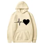 Buso deportivo unisex beige claro con capucha, bolsillo frontal tipo canguro y estampado frontal en negro de línea de latido con corazón.