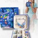 Set de manilla Stitch con dijes coloridos, estuche rígido azul con compartimentos y bolsa de regalo con diseño temático de Stitch.