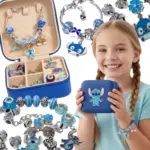 Set de pulsera Stitch con dijes azules y plateados, estuche rígido azul con diseño del personaje y niña usando el accesorio.