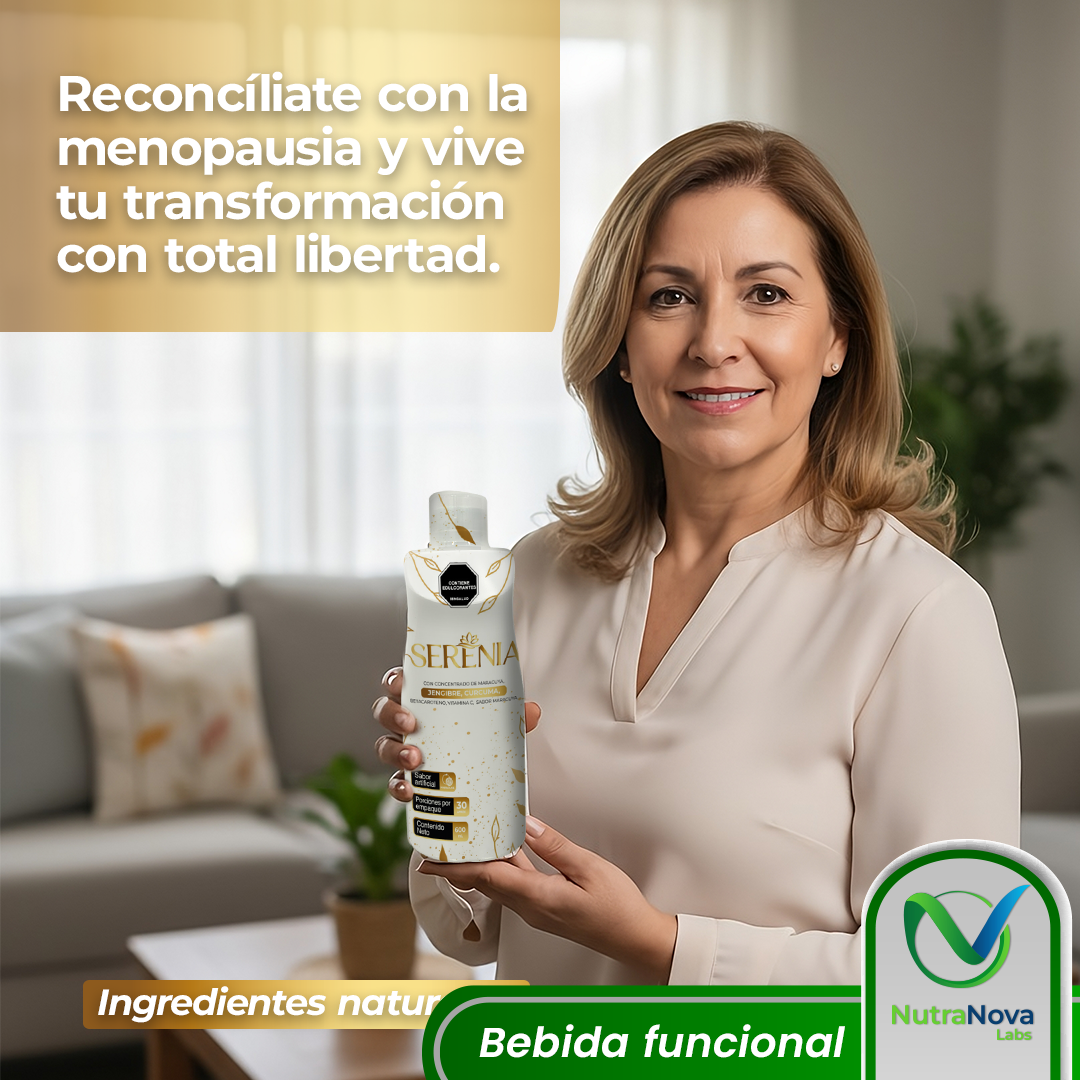 Mujer sonriente sostiene botella blanca y dorada de bebida funcional Serenia Nutranova en sala iluminada con texto promocional sobre menopausia.