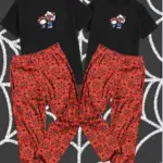 Conjunto de pijama para pareja con camiseta negra con dibujo de personajes y pantalón rojo con estampado de telarañas negras.