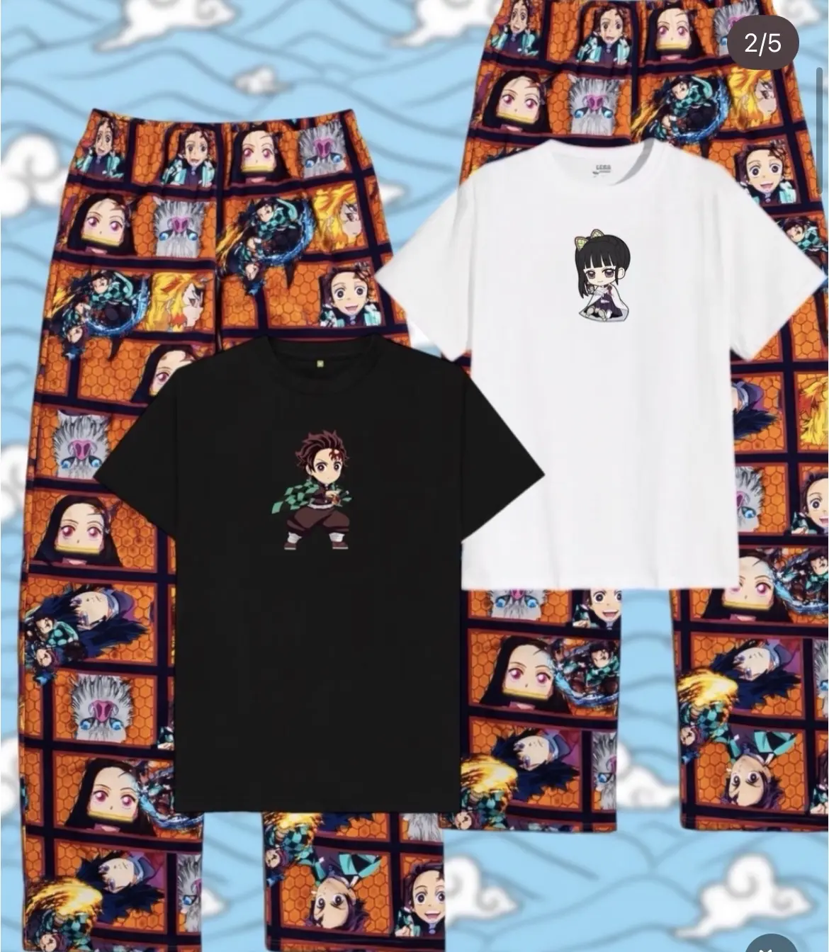 Pijama de anime para pareja con dos pantalones de estampado colorido y dos camisetas, una negra con Tanjiro y una blanca con Nezuko.