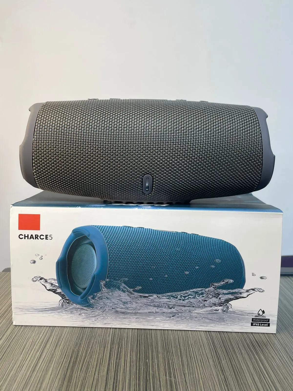 Parlante Portátil Bluetooth Charge 5 Resistente al Agua - Disfruta sonido potente y graves profundos al aire libre