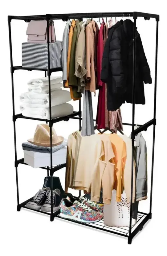 Armario esqueleto metálico negro con estantes para ropa doblada y accesorios, y dos niveles de percheros para colgar chaquetas y camisetas.