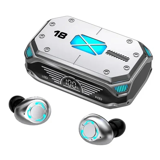 Audífonos gamer inalámbricos M41 plateados con estuche de carga futurista, luces LED azules y pantalla digital indicador de batería al 100%.