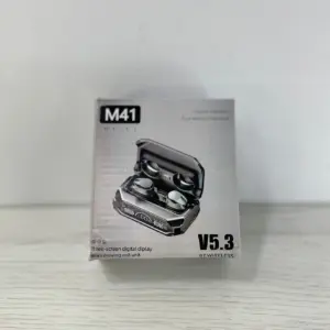 Caja de cartón gris de audífonos M41 inalámbricos con estuche de carga abierto que muestra los auriculares y su pantalla digital frontal.