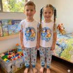Pijama para niño de Bluey y Bingo en tela suave - Garantiza noches de descanso fresco y cómodo