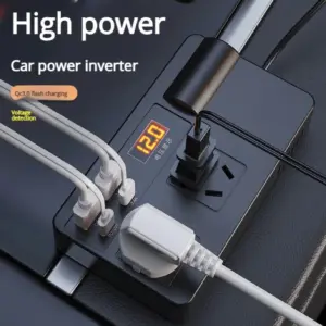 Inversor de corriente para auto negro con pantalla digital de 12.0V, toma de corriente y puertos USB con cables blancos conectados.