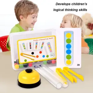 Dos niños sonrientes junto a un set Montessori de tubos de plástico transparente, pinzas amarillas, tarjetas con patrones y bolas coloridas sobre una mesa.