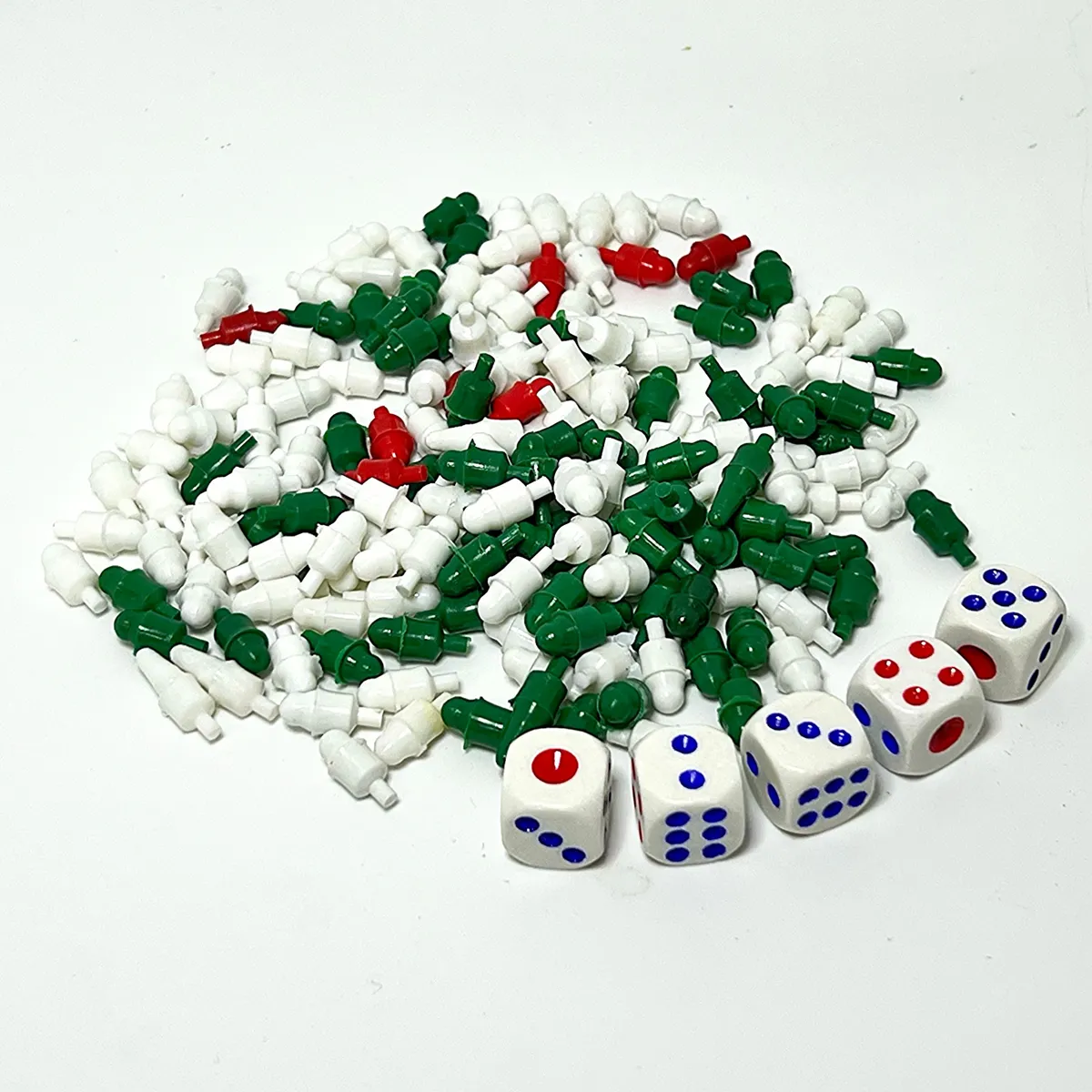 Fichas de plástico blancas, verdes y rojas junto a cinco dados blancos con puntos azules y rojos del juego de mesa La Cucaracha.