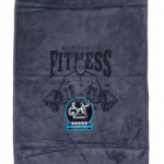 Toalla de gimnasio gris en microfibra absorbente, con diseño estampado de culturista y texto AUTHENTIC FITNESS.