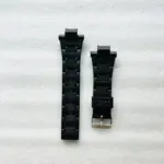 Correa de silicona negra segmentada para reloj Sanda 6008 con hebilla metálica, dispuesta en dos piezas sobre fondo blanco.