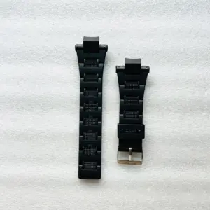 Correa de silicona negra segmentada para reloj Sanda 6008 con hebilla metálica, dispuesta en dos piezas sobre fondo blanco.