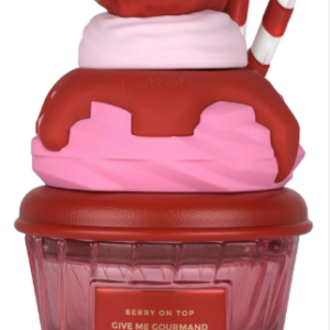 Perfume Lattafa en frasco de vidrio rosa con forma de cupcake, decorado con fresa y sirope rojo.