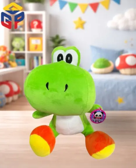 Peluche suave de Yoshi verde con vientre blanco y zapatos naranjas con puntas amarillas, sentado en una habitación infantil temática.