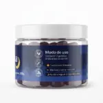 Frasco transparente con tapa blanca lleno de gomitas moradas de melatonina sabor mora, etiqueta azul con nubes y la indicación de consumir dos diarias.