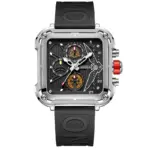 Reloj cuadrado deportivo de acero plateado con esfera negra, subesferas doradas, corona roja y correa de silicona negra con relieve.